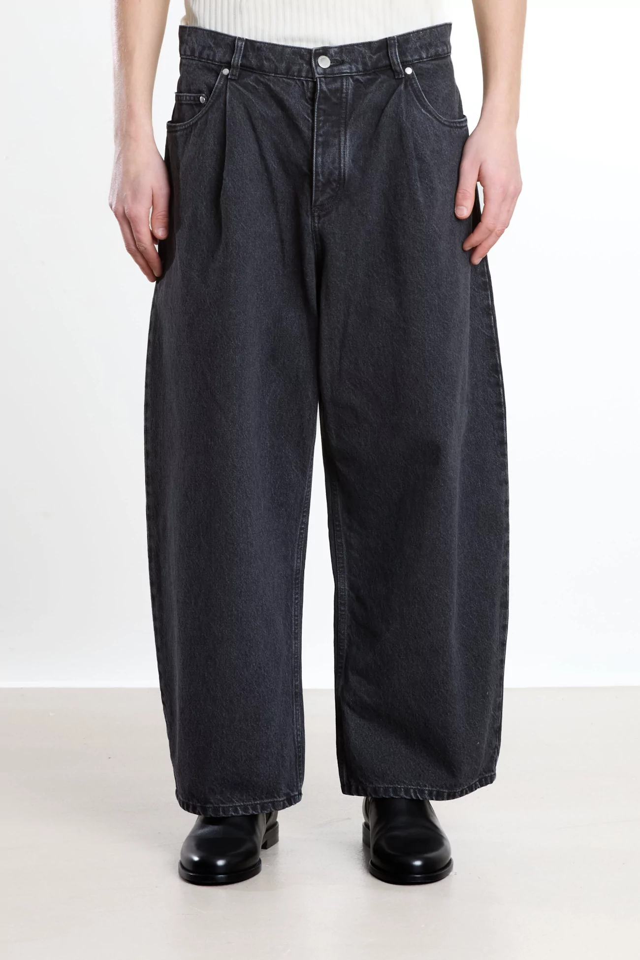A Kind of Guise Duma Pleated Denim Jeans – Grey Denim | Centre Commercial